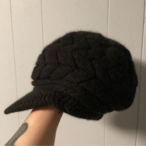 Women’s Knit Black Rimmed Hat
